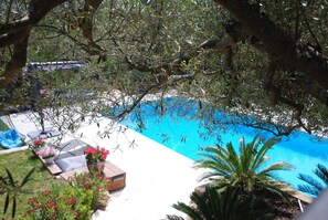 Piscine extérieure (ouverte en saison), parasols de plage