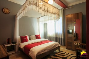 Hypo-allergenic bedding, minibar, individually decorated, desk