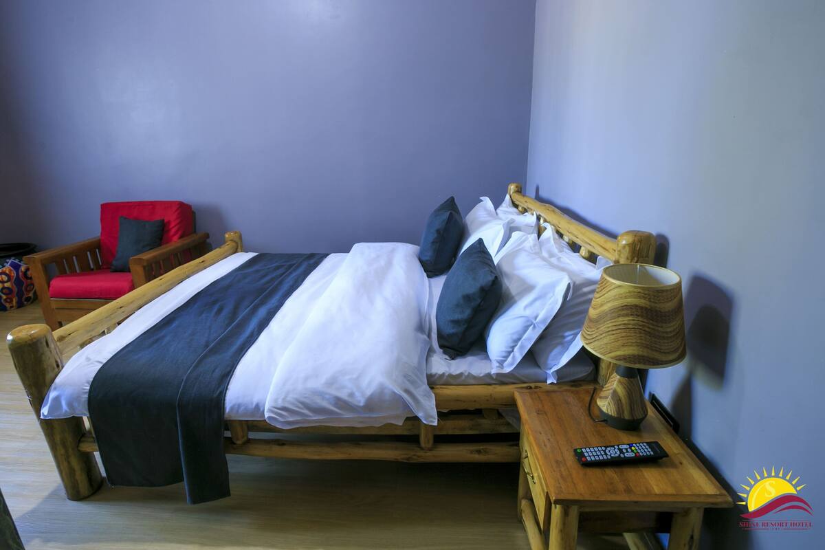 Hypo-allergenic bedding, minibar, individually decorated, desk