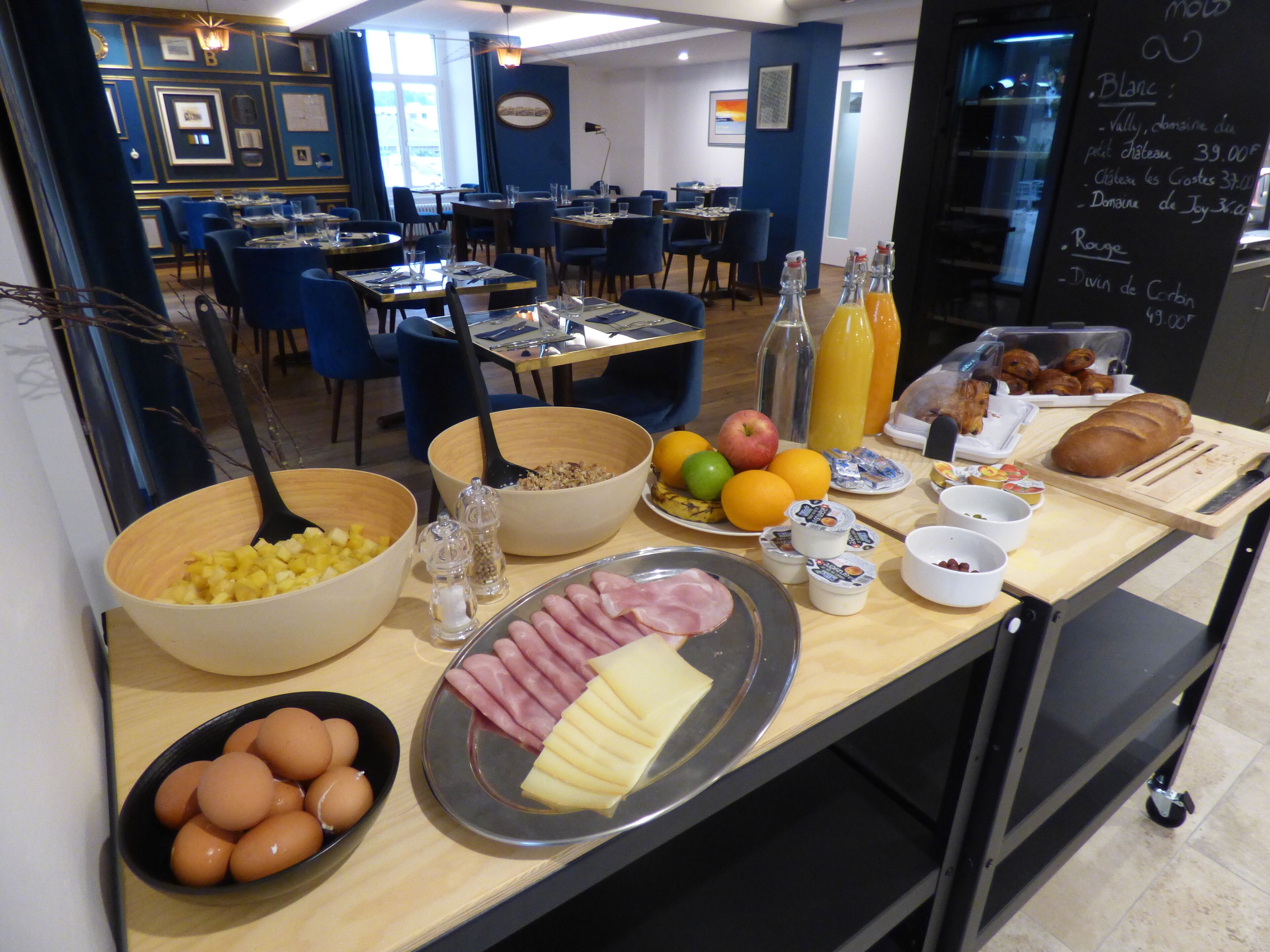 Daily buffet breakfast (CHF 18 per person)