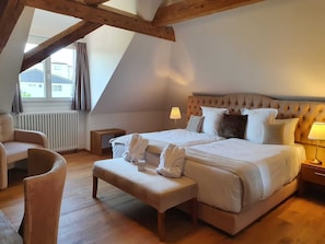 Junior Quadruple Room | Premium bedding, individually decorated, individually furnished - Hotel La Belle Croix (Romont)