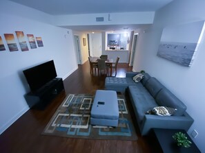 Een televisie en een kantoor