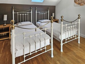 3 bedrooms, free WiFi, bed sheets - 3 bedroom accommodation in Dihewyd, near Aberaeron (Dihewyd, near Aberaeron)