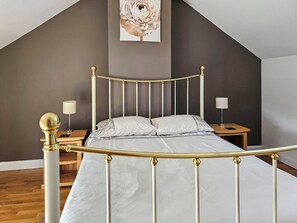 3 bedrooms, free WiFi, bed sheets - 3 bedroom accommodation in Dihewyd, near Aberaeron (Dihewyd, near Aberaeron)