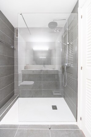 Shower, hair dryer, towels - Georgina: Apartment with sea view and community pool (L'Escala)