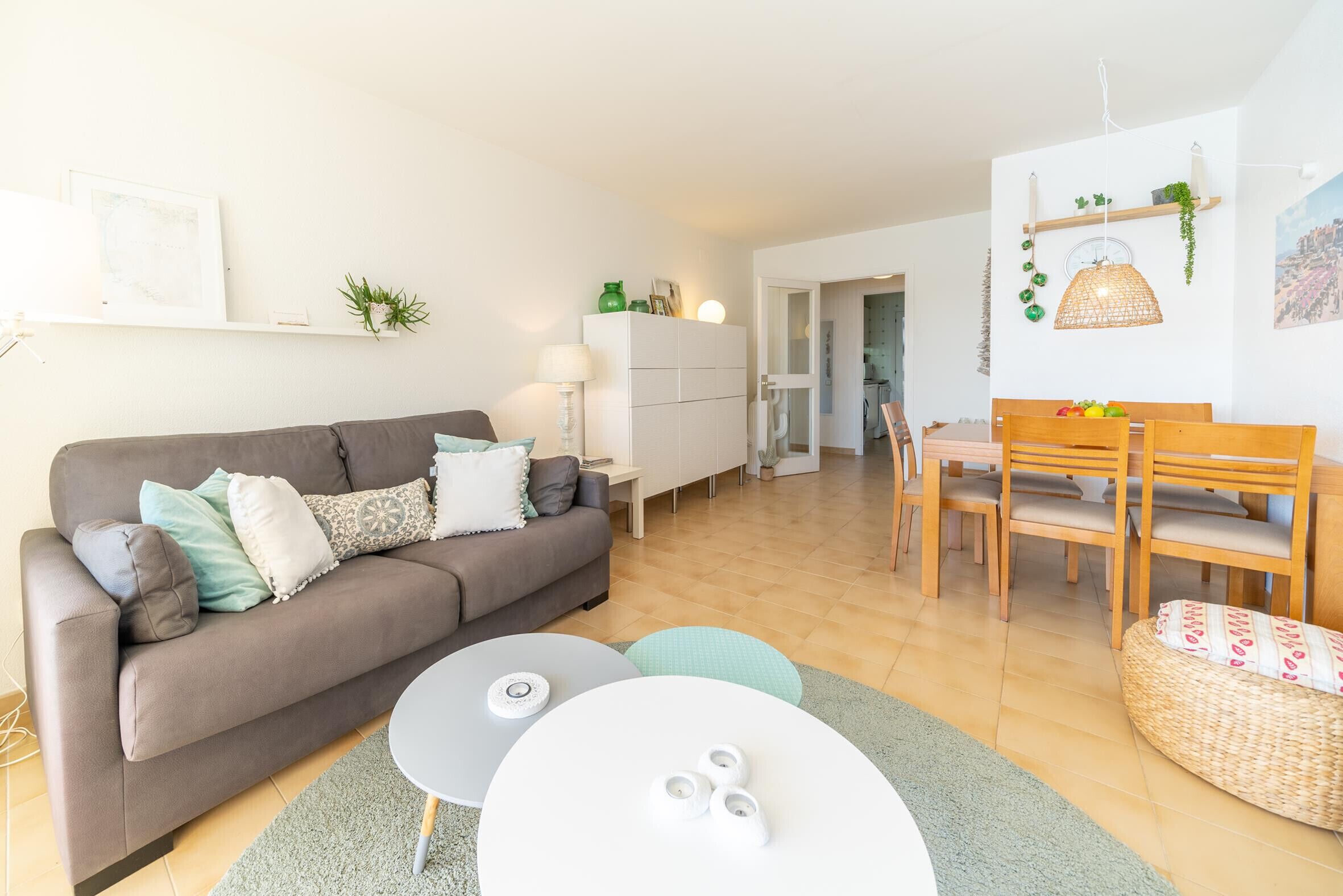 Un salon moderne avec un canapé, une table basse et un coin repas.