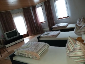 Quarto triplo | Escrivaninha, ferros/tábuas de passar roupa, Wi-Fi de cortesia
