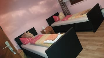Chambre avec lits jumeaux | Bureau, fer et planche Ă repasser, Wi-Fi gratuit, draps fournis