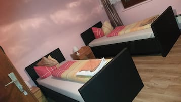 Zweibettzimmer | Schreibtisch, Bügeleisen/Bügelbrett, kostenloses WLAN, Bettwäsche