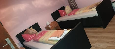 Twin Room | Meja, seterika/papan seterika, Wi-fi percuma, cadar katil
