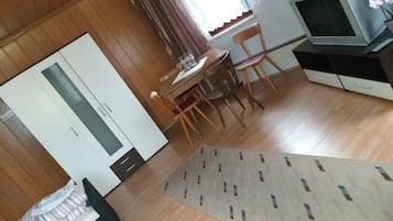 Habitación triple | Escritorio, tabla de planchar con plancha, wifi gratis y ropa de cama