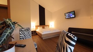 Dreibettzimmer | Minibar, Zimmersafe, Schreibtisch, schallisolierte Zimmer