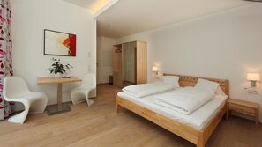 Departamento (2 adults and 2 children) | Minibar, caja de seguridad en la habitación y escritorio