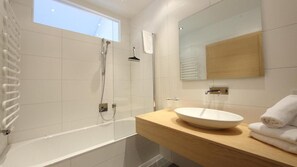 Apartment (2 adults and 1 child) | Bathroom | Separate bathtub and shower, hair dryer, towels, soap
