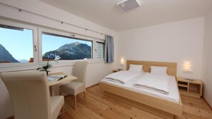 迷你吧、客房內保險箱、書桌、隔音