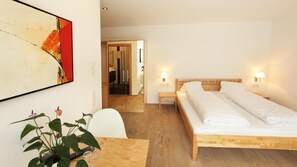 Apartamento (2 adults and 2 children) | Minibar, caja fuerte, escritorio y sistema de insonorización