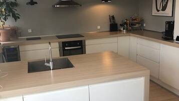 Køleskab, kogeplade, opvaskemaskine, kaffe-/temaskine