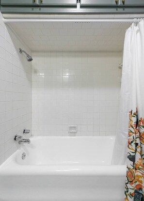 Bathtub, hair dryer - Cozy Tudor Bungalow in Waco (Waco)