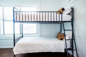 2 bedrooms, desk, iron/ironing board, travel crib - Cozy Tudor Bungalow in Waco (Waco)