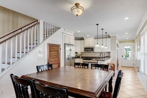 Dining - Oceanfront | Double Balconies | Steps to Beach | Garage Access (Fernandina Beach)