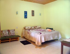 Quarto casal | Frigobar, escrivaninha, cortinas blackout, ferros/tábuas de passar roupa