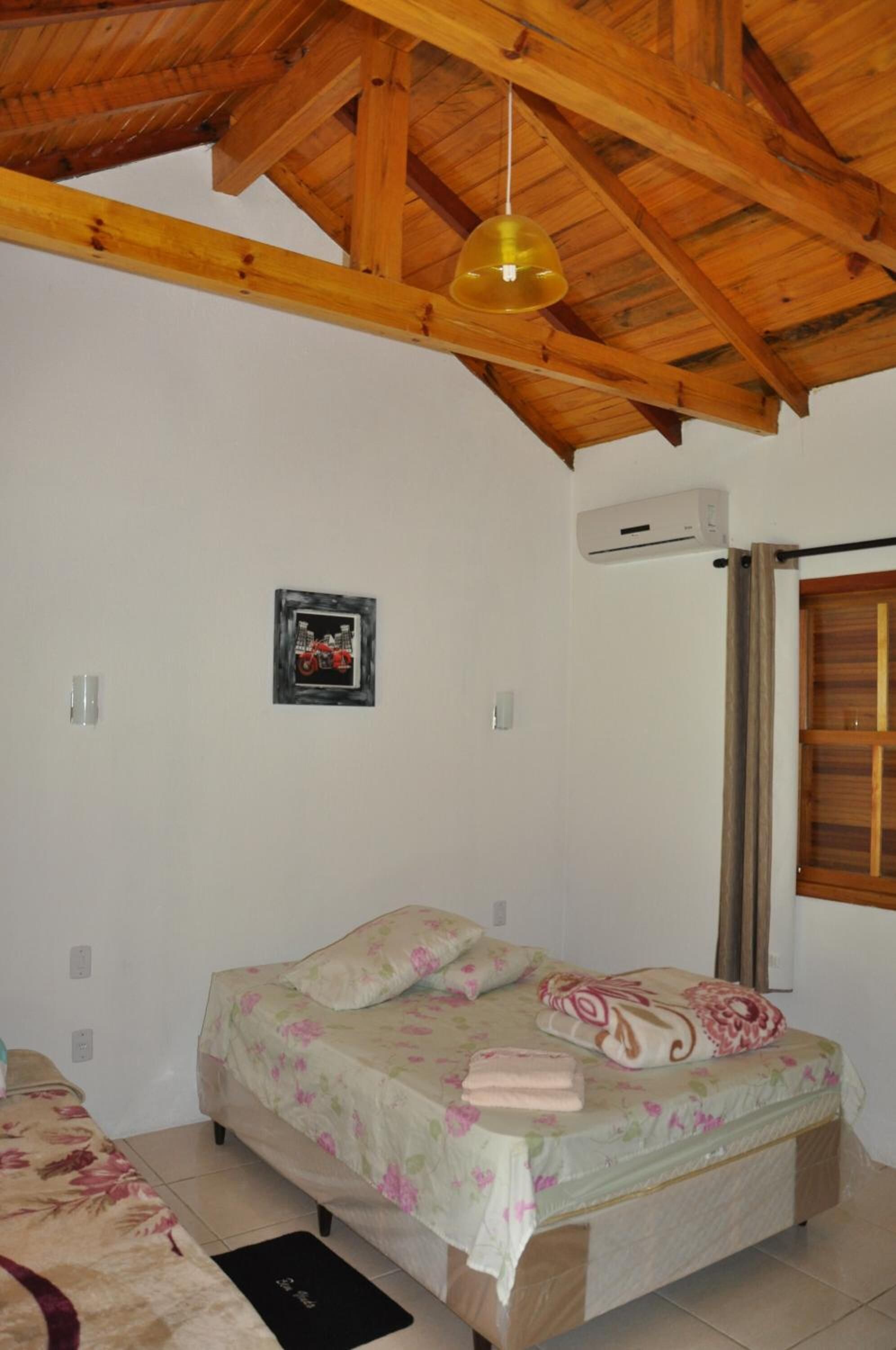 Frigobar, escrivaninha, cortinas blackout, ferros/tábuas de passar roupa