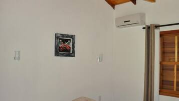 Frigobar, escrivaninha, cortinas blackout, ferros/tábuas de passar roupa