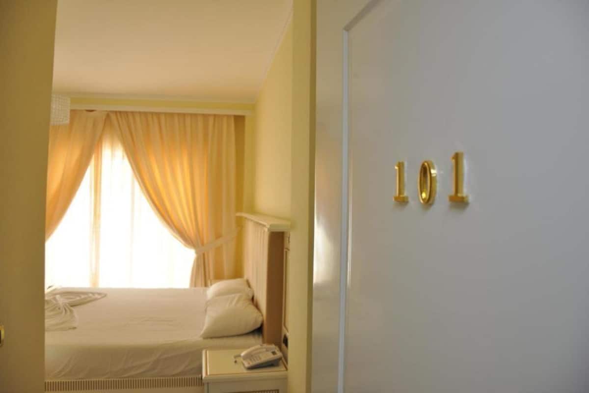 Minibar, sistema de insonorización, wifi gratis y ropa de cama 