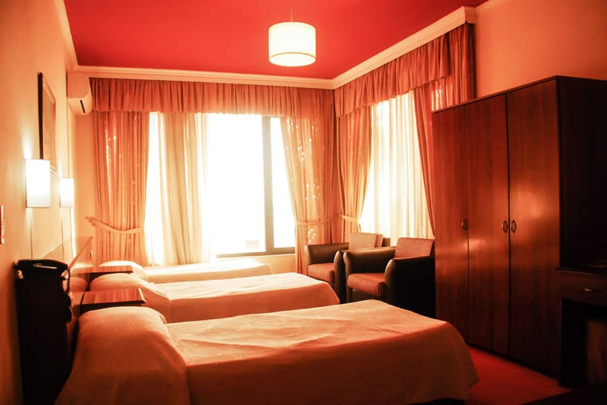 Minibar, sistema de insonorización, wifi gratis y ropa de cama 