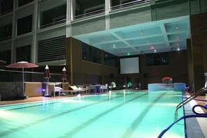 Una piscina al aire libre de temporada, sombrillas