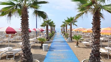 Privatstrand, weißer Sandstrand, Strandbar