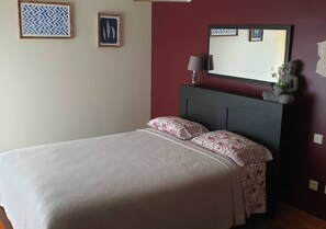 1 habitación, tabla de planchar con plancha, wifi gratis y ropa de cama