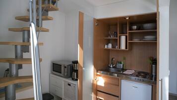 Studio Confort | Coin cuisine privé | Réfrigérateur, micro-ondes, plaque de cuisson, cafetiÚre/bouilloire
