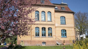 Vista frontal de la propiedad