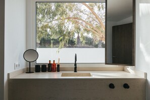 Appartement Deluxe (04) | Salle de bain | Douche, articles de toilette de luxe, sèche-cheveux, serviettes fournies