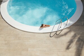 Piscina externa, espreguiçadeiras
