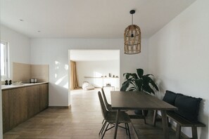Deluxe Apartment (04) | Private kitchen | Full-size fridge, stovetop, espresso maker, rice cooker - Alava Suites (Teguise)