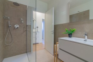Dusche, Haartrockner, Bidet, Handtücher
