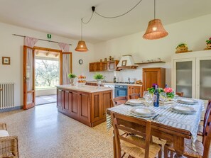 Oven, dishwasher, dining tables - Lovely apartment in villa for 14 people with private pool, WIFI, TV, balcony and pets allowed (Lamporecchio)