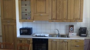 Microwave, griddle, toaster oven, cleaning supplies - B&B Gerace (Badolato)