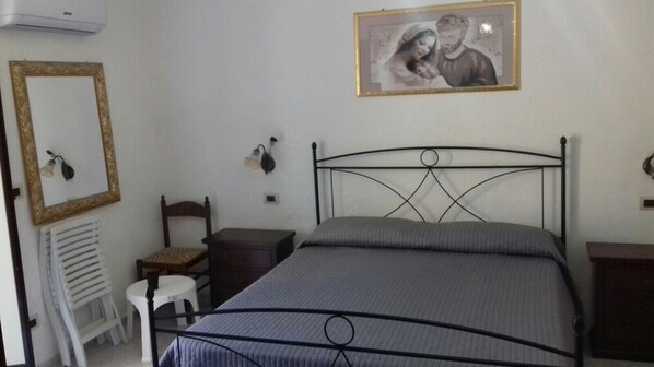 Double Room, Private Bathroom | Minibar, in-room safe, blackout drapes, iron/ironing board - B&B Gerace (Badolato)