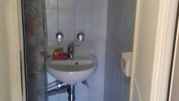 Camera doppia, bagno condiviso | Bagno | Doccia, set di cortesia gratuito, asciugacapelli, bidet