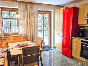 電子レンジ、オーブン、食器洗い機、ハイチェア