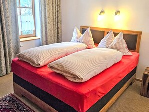 3 slaapkamers, een strijkplank/strijkijzer, reisbedje, gratis wifi