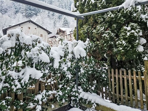 Atemberaubendes alleinstehendes Ferienhaus für 10 Leute mit  W-LAN, TV und Terrasse