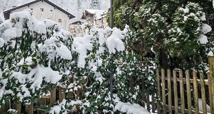 Atemberaubendes alleinstehendes Ferienhaus für 10 Leute mit W-LAN, TV und Terrasse
