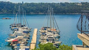 A marina with multiple sailboats docked at wooden piers. - Lovely apartment for 5 guests with WIFI, A/C, TV, balcony and pets allowed (Rijeka)