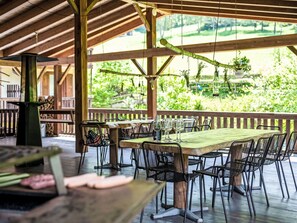 Outdoor dining - Lovely apartment with pool, WIFI, TV, terrace, pets allowed, panoramic view, close to Riva Del Garda (Pieve Di Ledro)