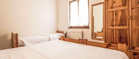 1 bedroom, travel cot, free WiFi, bed sheets