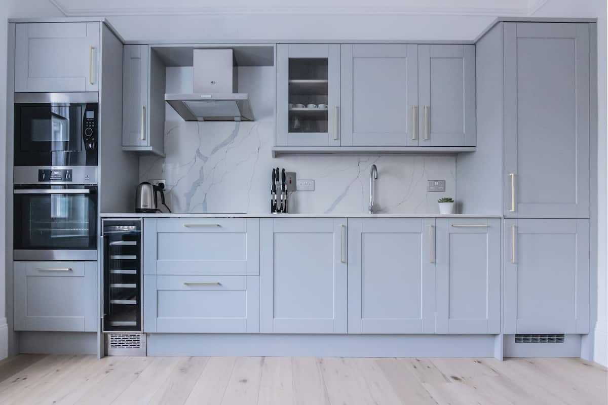 Full-size fridge, oven, stovetop, dishwasher
